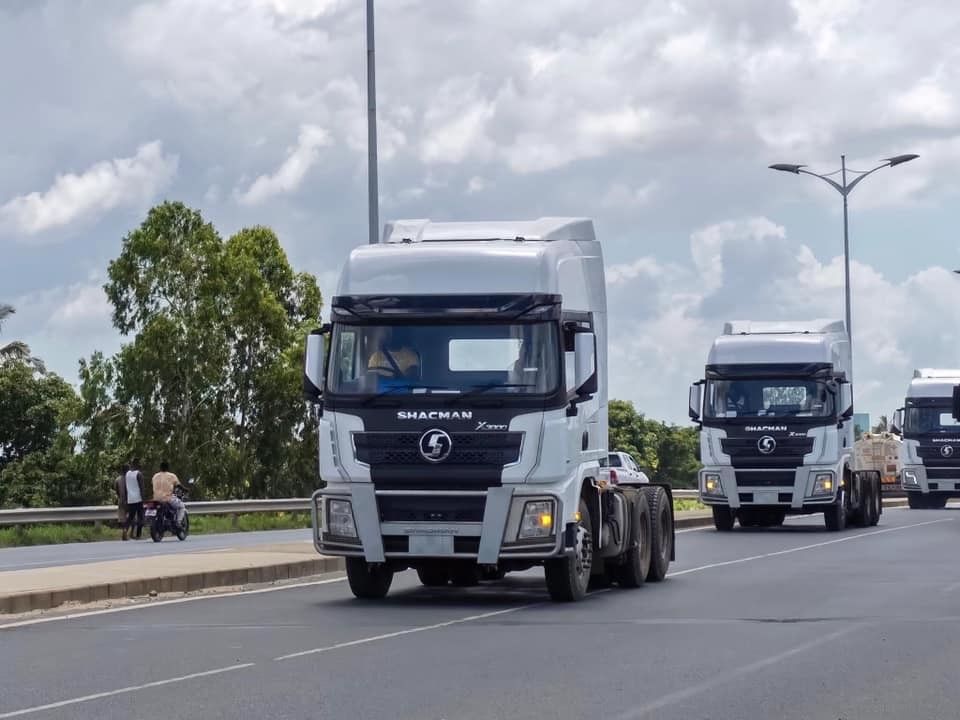 10 Wielen 6X4 SHACMAN Traktor Truck X3000 SHACMAN Traktor Voor Tanzania CUMMINS ISME420 Euro3 55Ton Traktor Truck